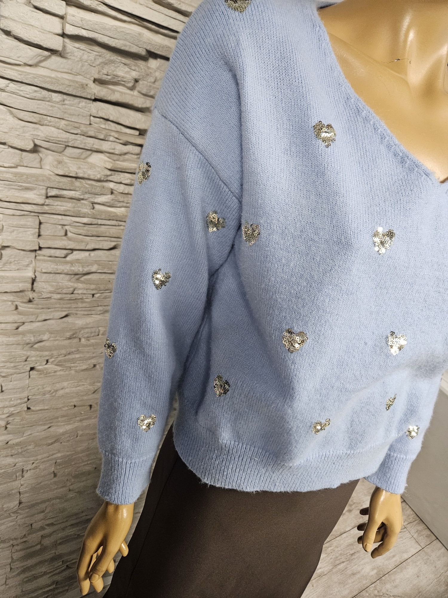 Sweter w serek z cekinowymi sercami JS Millenium