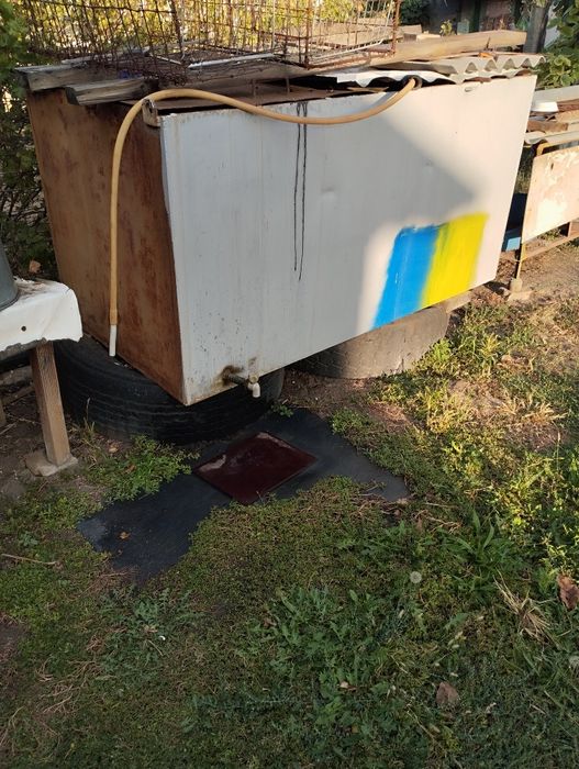 Бак для води! також до нього є підставка!