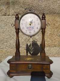 Relógio de mesa em madeira