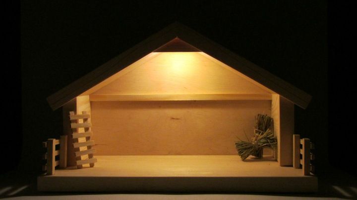 Szopka bożonarodzeniowa LED stajenka naturalna sosnowa dla figur 8-11