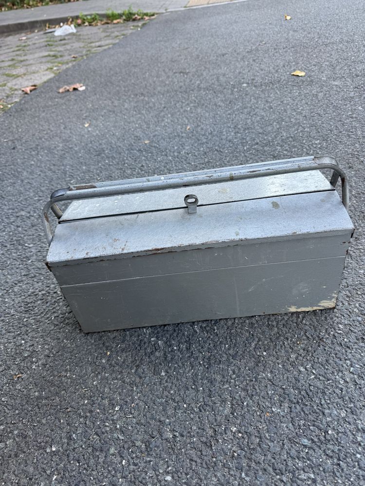 Skrzynka metalowa na narzedzia