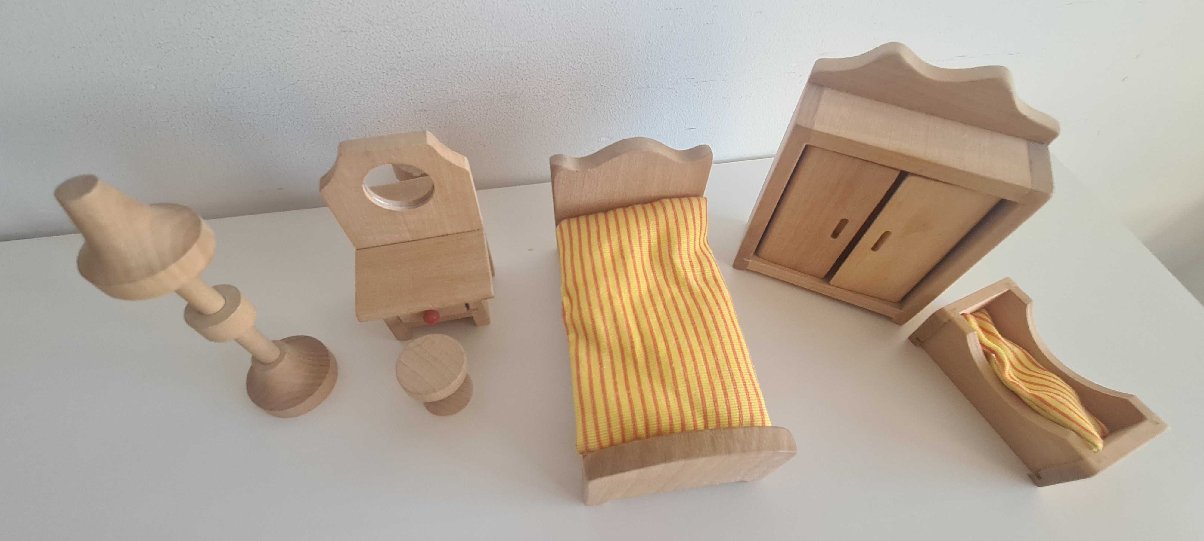 Brinquedos de madeira para brincar - sala, quarto e casa de banho