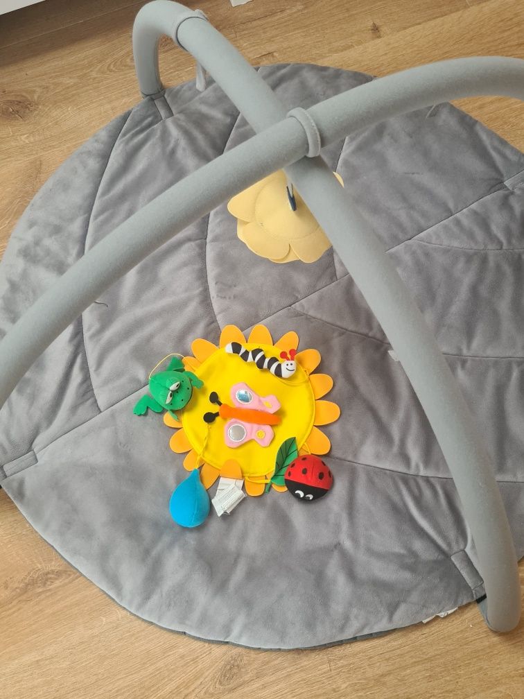 Mata edukacyjna IKEA GULLIGAST i karuzelka KLAPPA dla niemowlaka