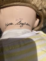 Porcelanowa Lalka ma sygnaturę z tyłu na szyji