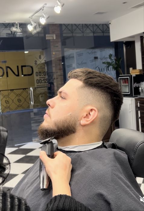 Безкоштовно шукаю модель бажано з бородою на стрижку