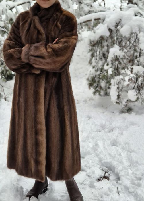 Dlugie futro z norek grzbiety