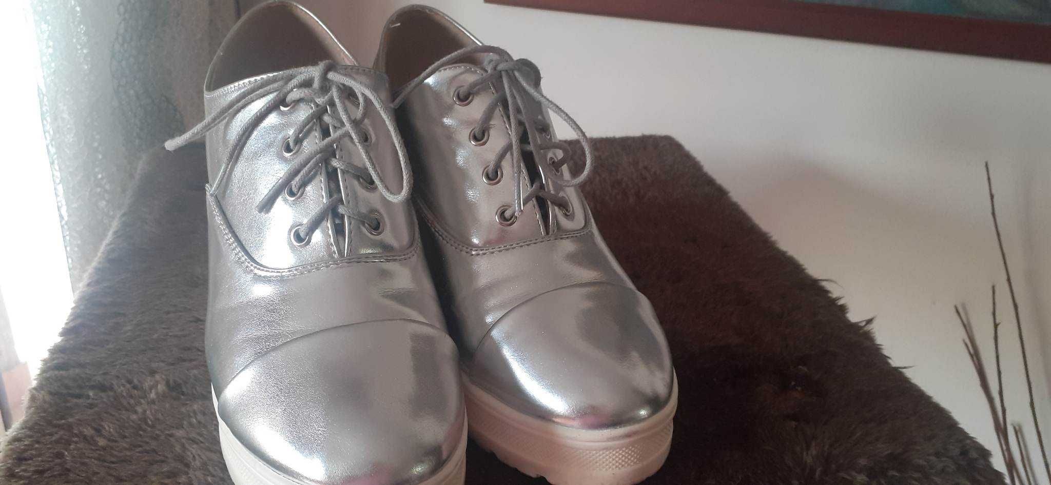 sapatos e utensilios para casa