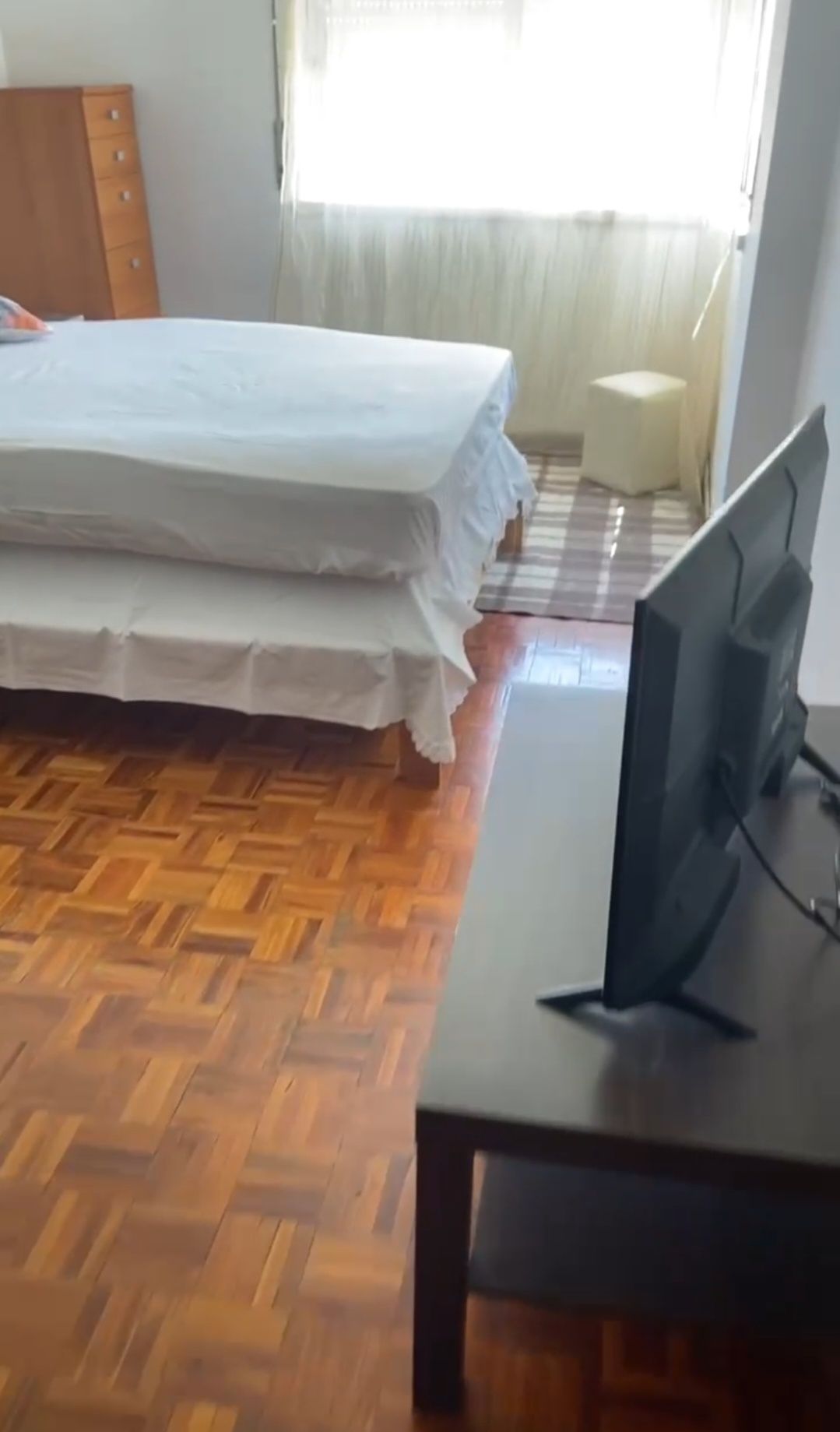 Arrendam-se quarto com cama de Casal