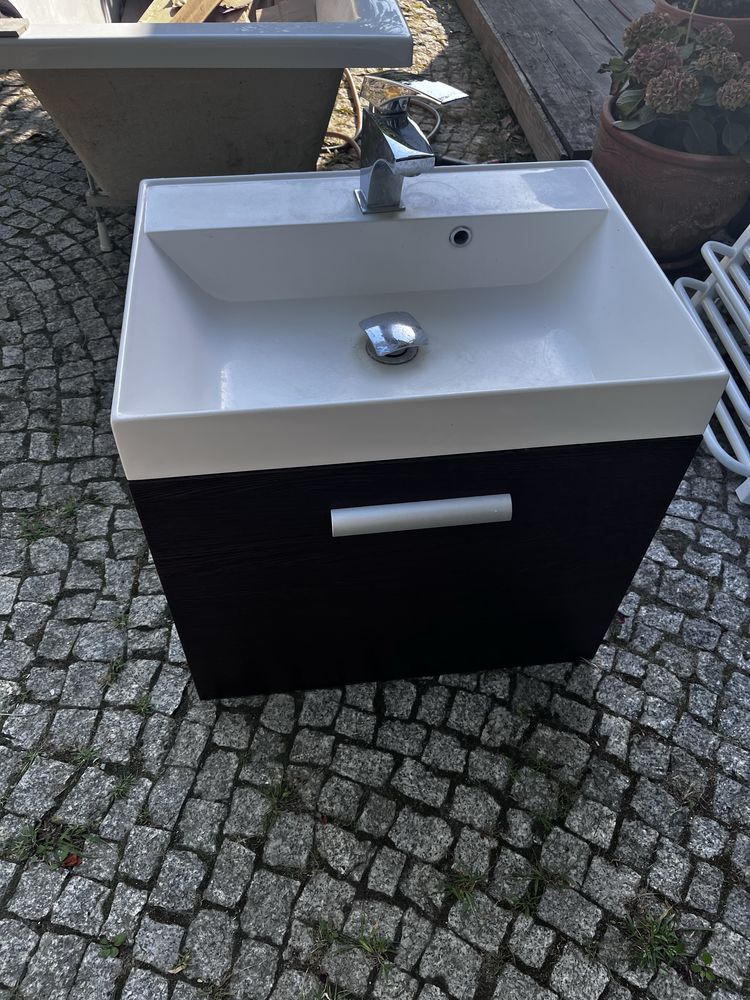 Umywalka z szafka i bateria