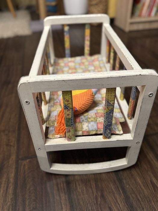 Деревʼяне ліжко для ляльки.