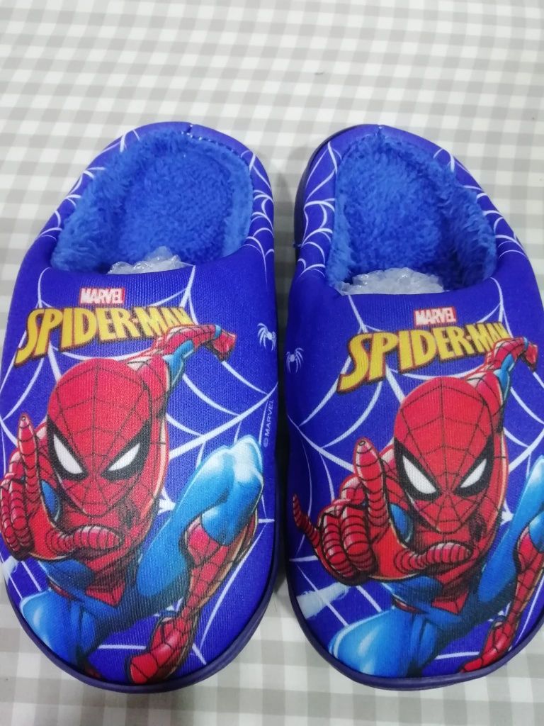 Vende se pantufas novas para menino do homem aranha