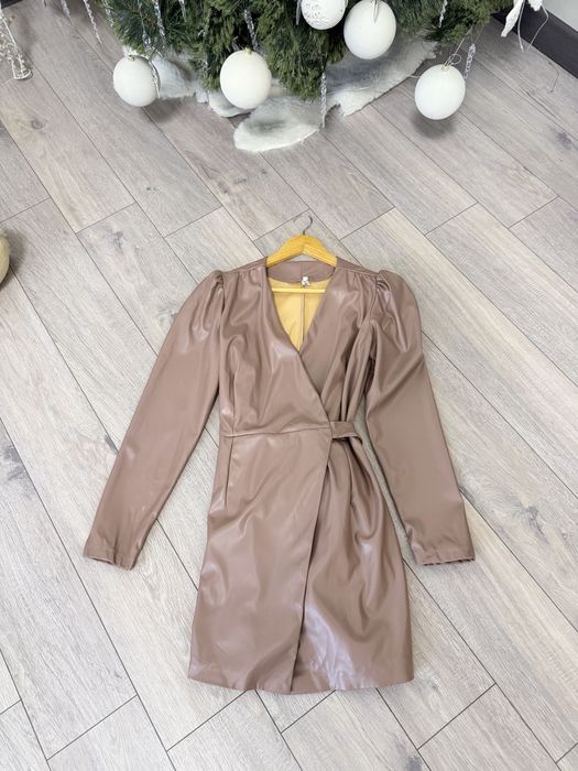 Сукня під шкіру, пудровий колір, на запах