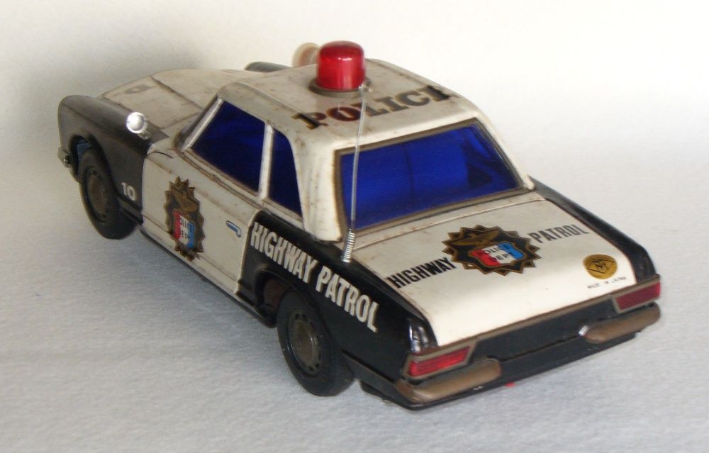 Carro em chapa; Mercedes da Policia; anos 70; funciona com 3 pilhas
