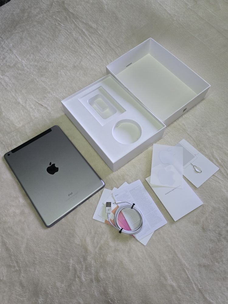 Tablet Apple iPad (6th Gen) 9,7" 1 GB / 32 GB Wi-Fi+LTE Szary