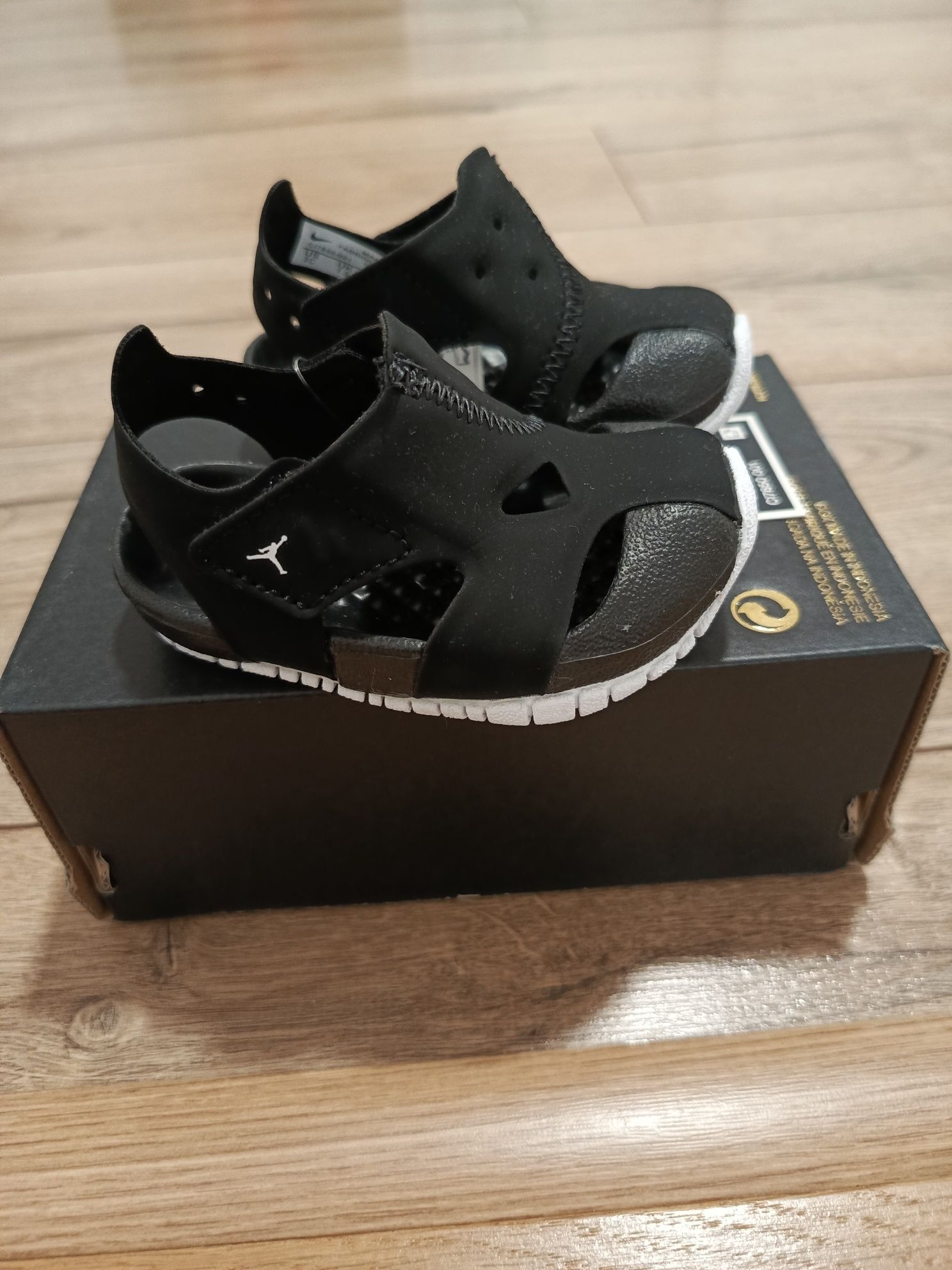 Sandałki niemowlęce Nike Jordan rozm. 17