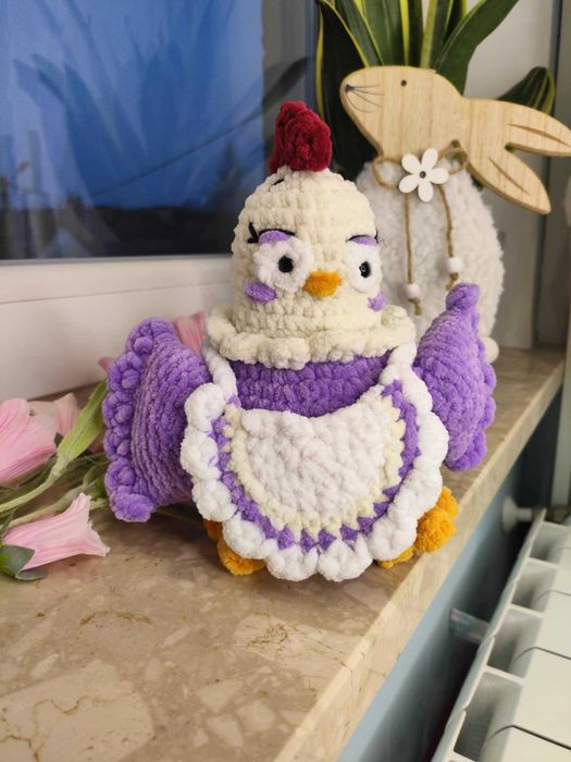 Kura w fartuszku na szydełku dostępna od ręki