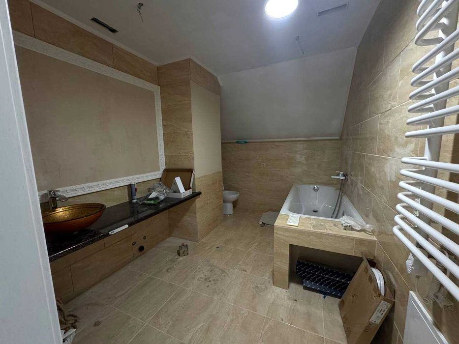 Сучасний особняк з ВЛАСНОЮ ділянкою!