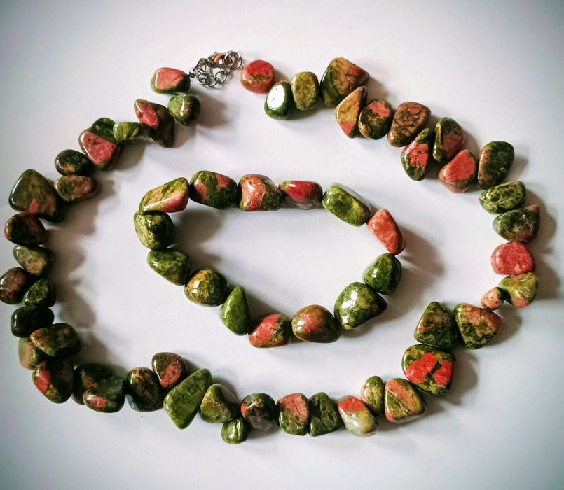 Колье и ожерелья из натуральных камней.