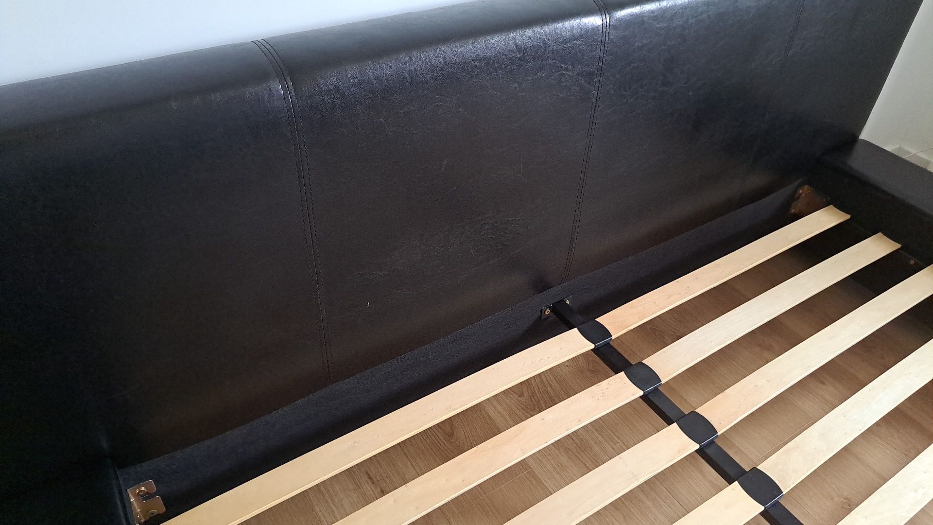 Cama e estrado sem colchão