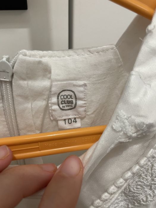 Biala sukienka dla dziewczynki Smyk rozm 104