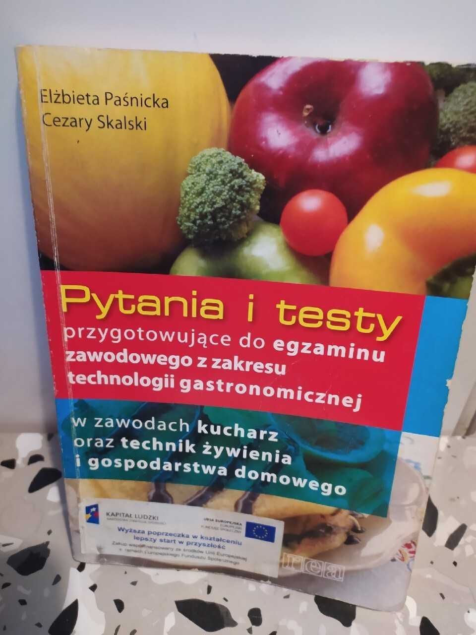 Zestaw podręczników do gastronomi.