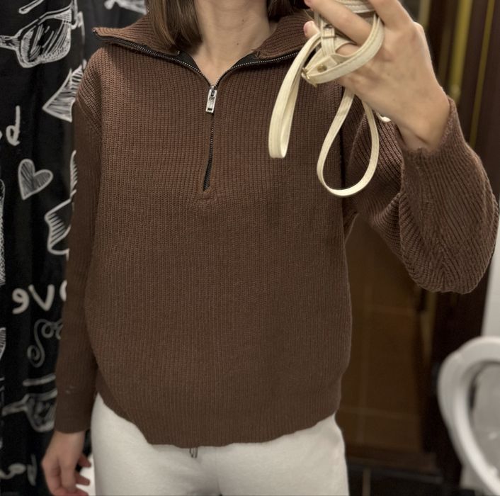 Жіночій светр в коричневому кольорі