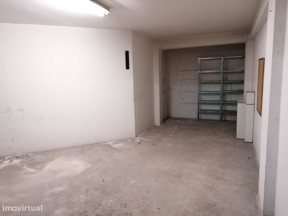 Garagem fechada recente centro Montijo