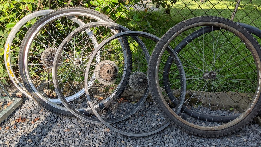 Ciekawy rower do odrestaurowania plus zestaw kół