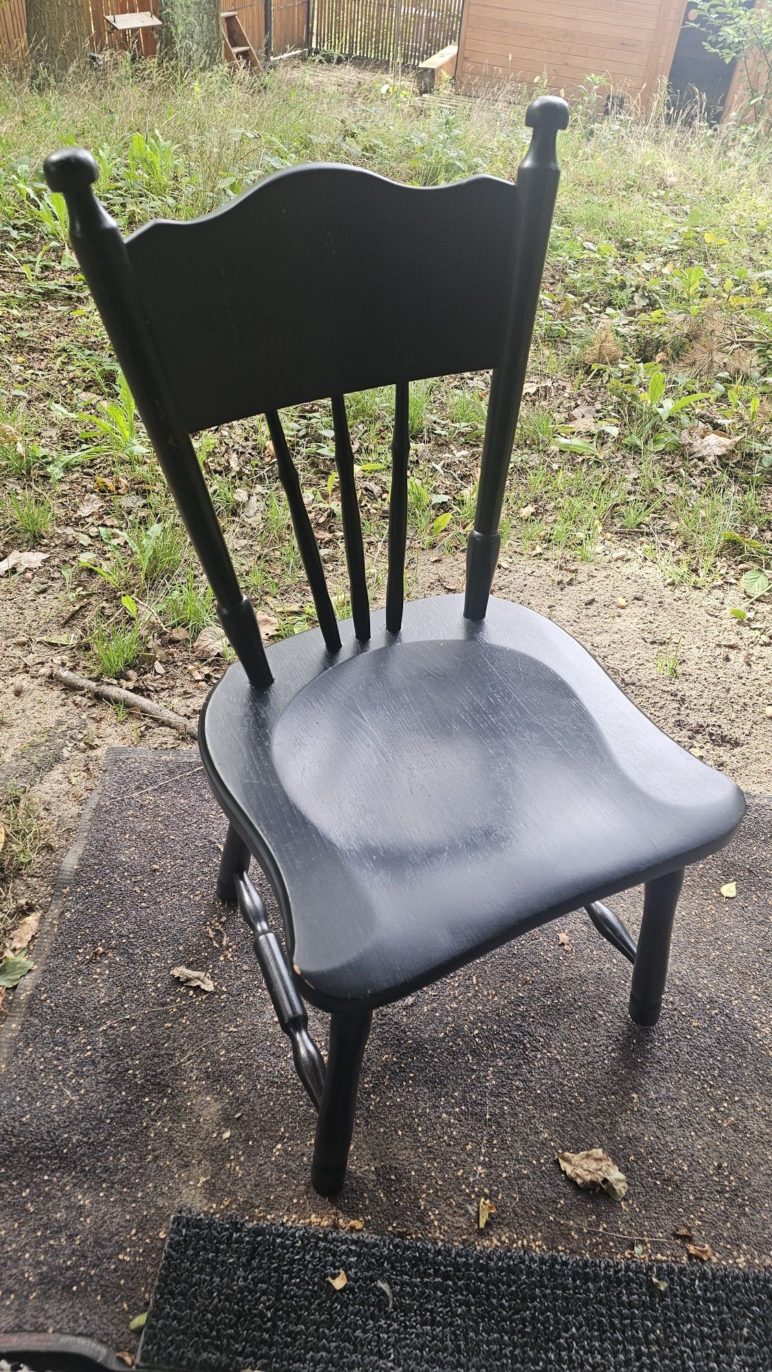 Krzesła drewniane z drewna orzech.