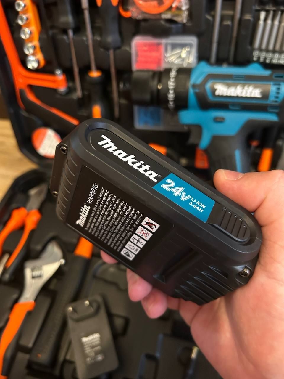 Ударний шуруповерт Макіта 550DWE 24V5AH з великим набором інструментів