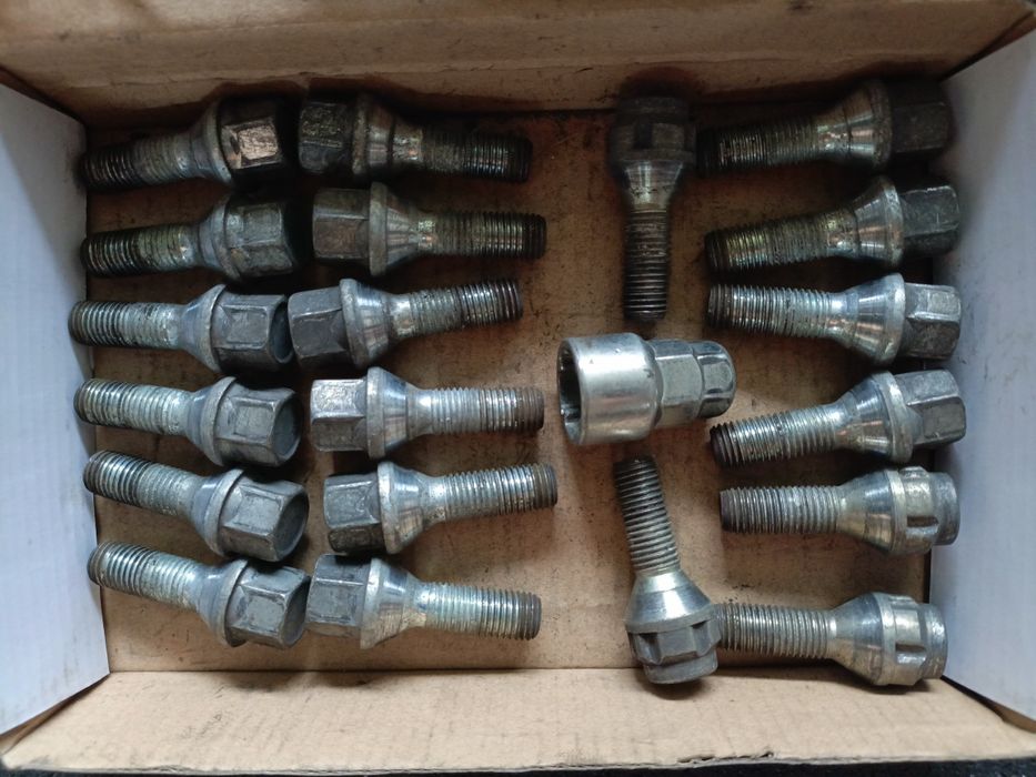 Zestaw śrub 16 zwykłych i 4 antykradzieżowe opel Vectra astra