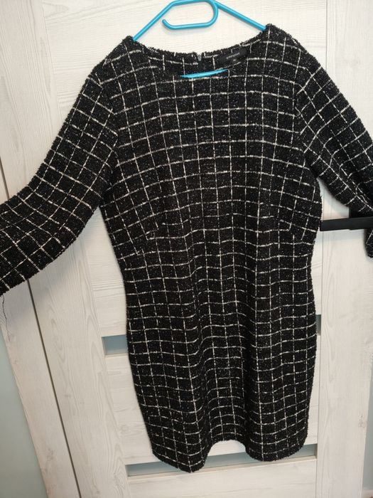 Sukienka wizytowa ze srebrną dekoracyjna nitką. greepoint.