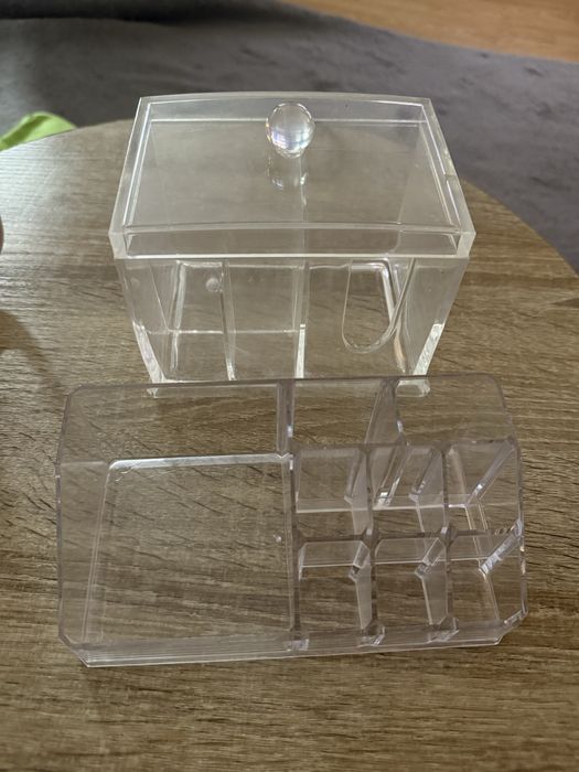 Dwa organizery plastikowe na kosmetyki
