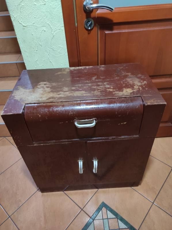 Komoda z czasów PRL
