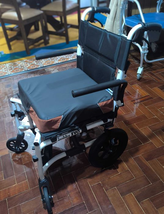 Cadeira de rodas, braços rebatíveis, com almofada anti escaras. Nova.