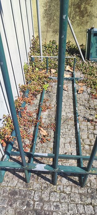 Portão de correr  e  grades em chapa - ferro galvanizado