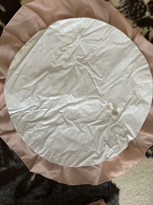 Покривало на двоспальне ліжко з трьома подушками