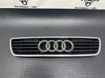 Решітка радіатора Audi A6 C4 Центральна решотка Ауді А6 С4 гриль
