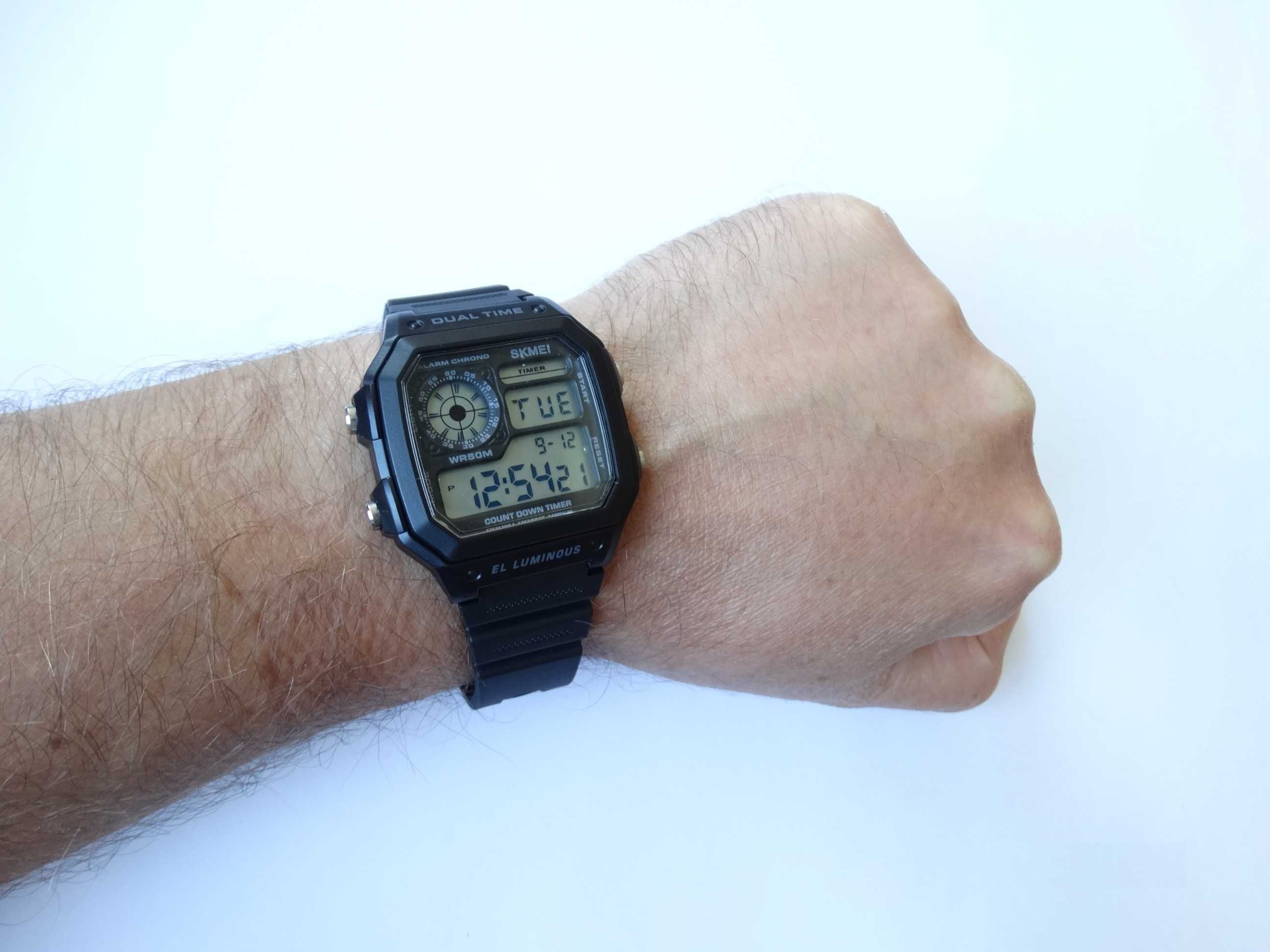 Zegarek elektroniczny Skmei stoper cyfrowy LED retro sportowy WR50