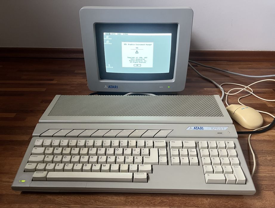 Atari 1040 STFM + monitor monochromatyczny Atari SM124 + mysz retro