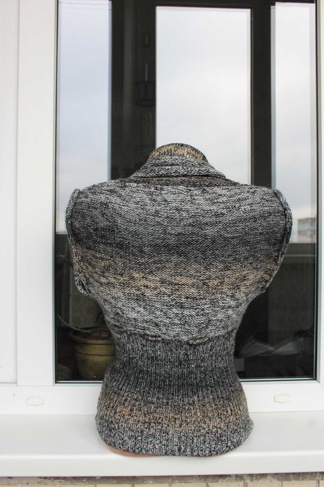 Жилетка в’язана тепла