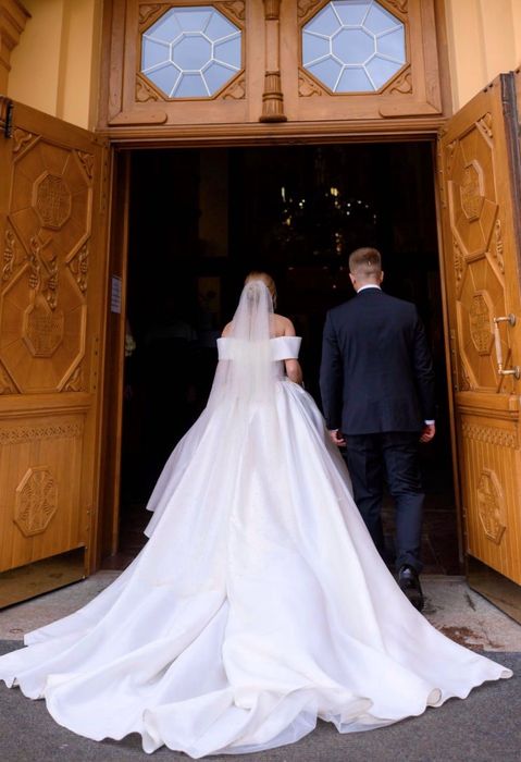 Весільня сукня атласна