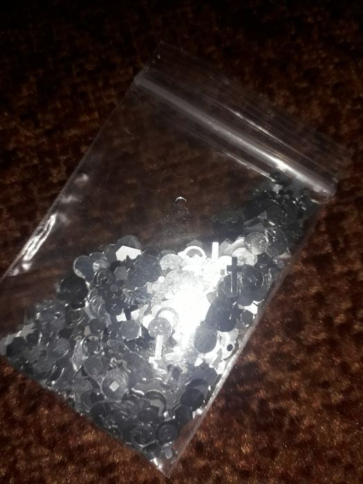 Witam sprzedam zestaw do paznokci razem z kuferkiem  caly komplet