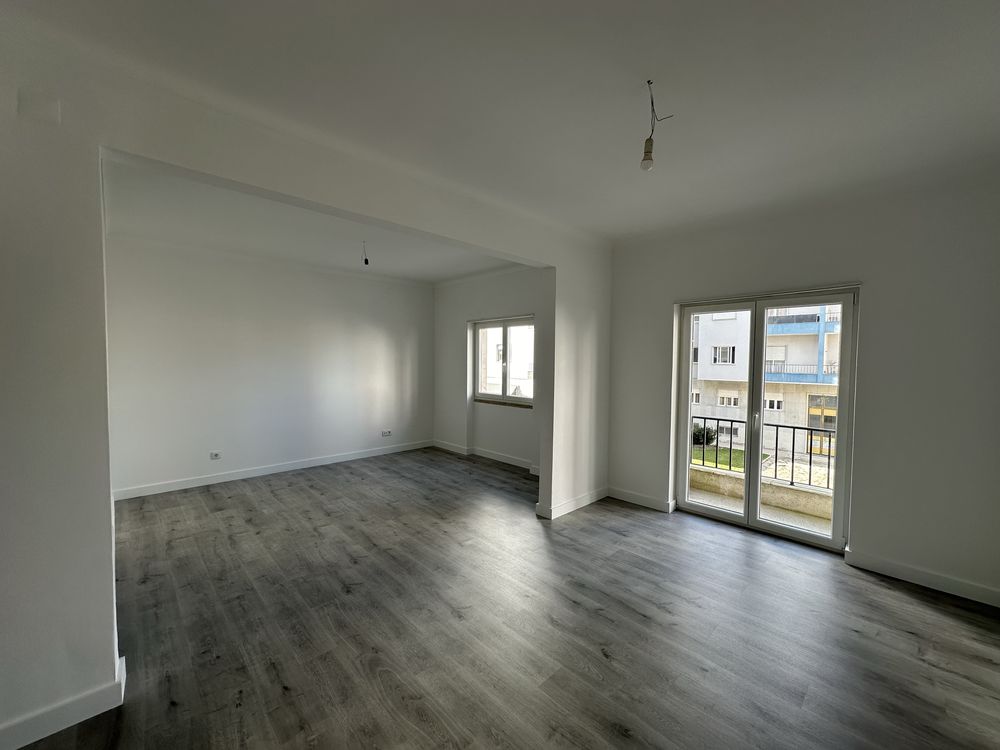 Apartamento T3 em remodelação (Rua Padre João Rodrigues Ribeiro)