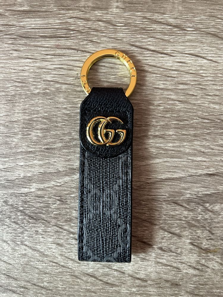 Брелок GUCCI чорного і сірого кольору