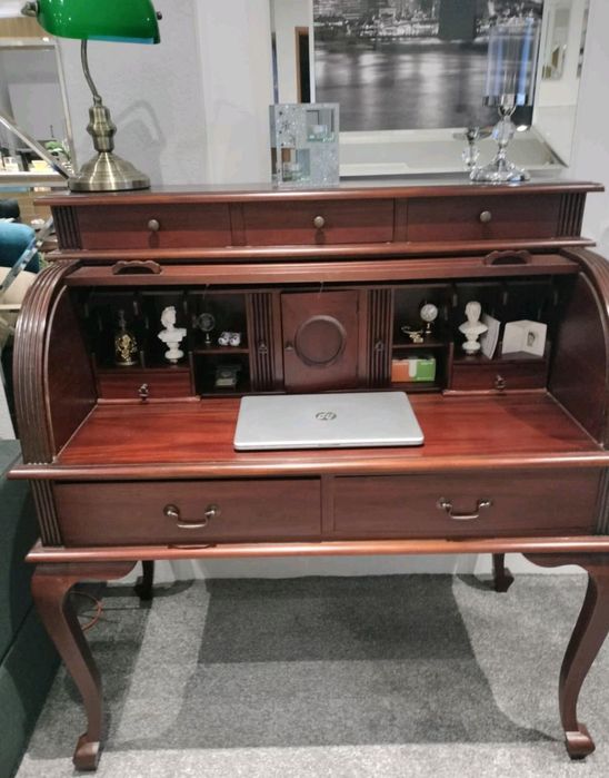 Sekretarzyk na pięknych nozkach