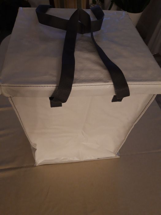 Zestaw do recyklingu. Składa się z 3 czesci- pudło i 2 torby.