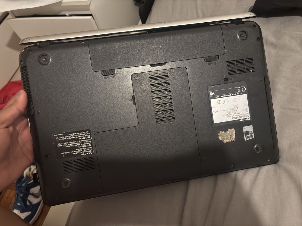 Computador Toshiba dos antigos, despacho