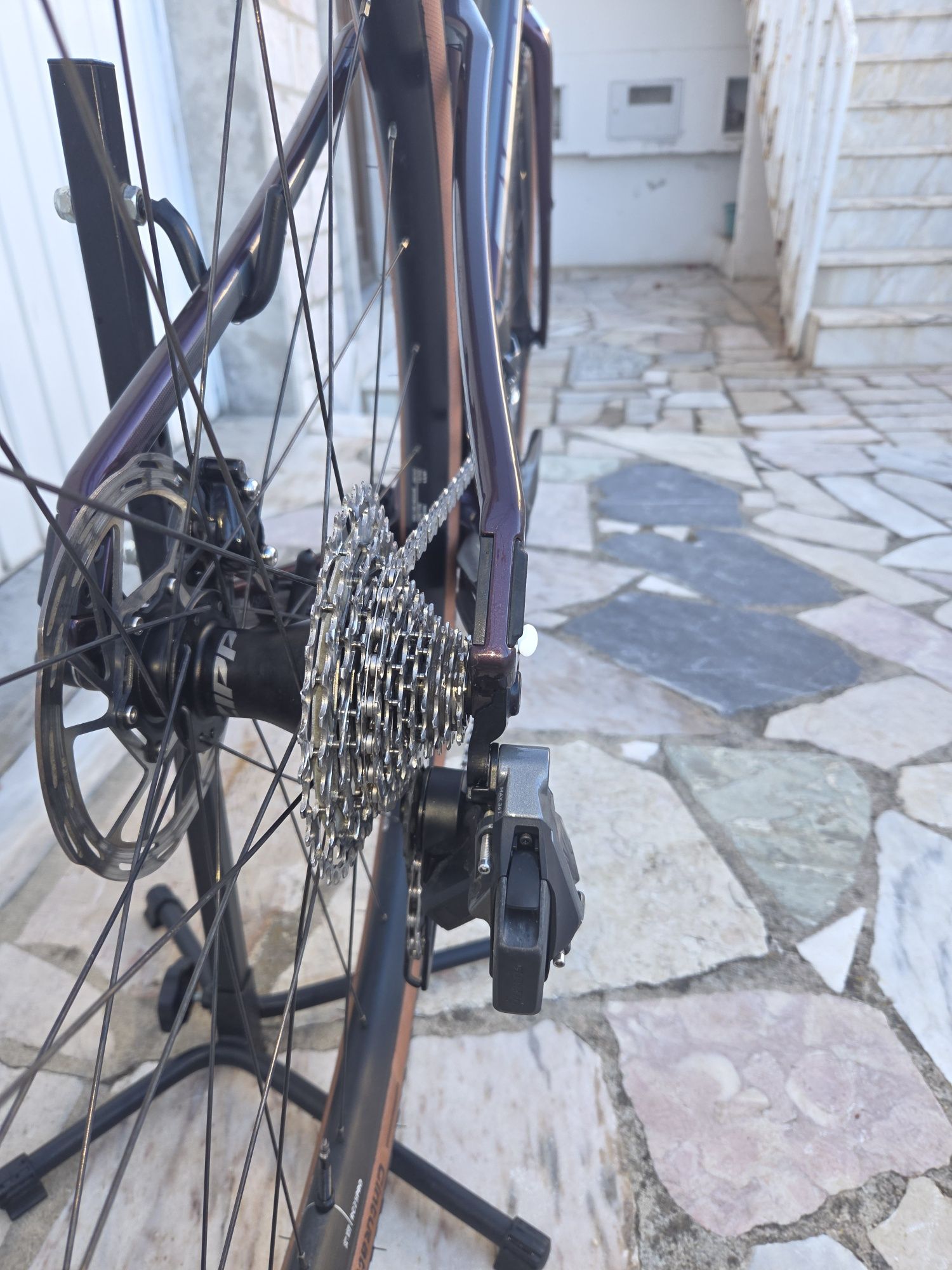 Bicicleta Giant Revolt Tamanho S em carbono com transmissão eletrónica