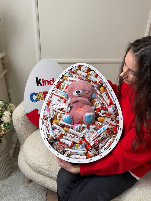 Подарункові бокси ручної роботи з шоколадом, цукерками та печивом